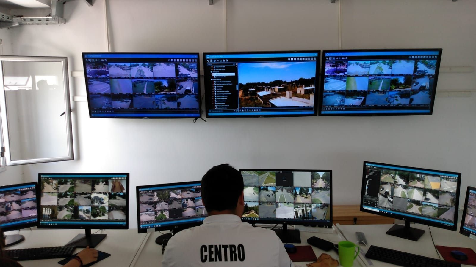 Operador en un centro de monitoreo con VMSCorporate