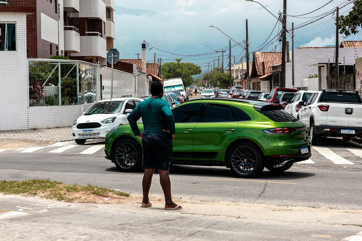 Rua com carros e um pedestre, com leitura de placas e detecção de pessoas